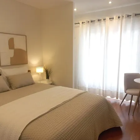 Cozy Private Room In Nazare - Independent Entrance - No Sharing Areas ゲストハウス