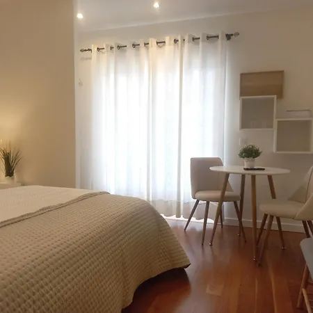 Cozy Private Room In Nazare - Independent Entrance - No Sharing Areas