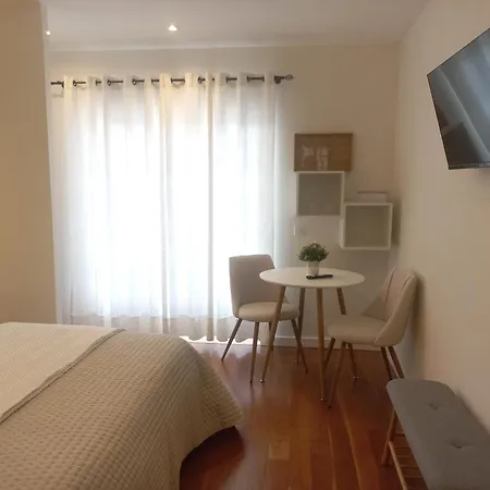 Pensjonat Cozy Private Room In Nazare - Independent Entrance - No Sharing Areas *